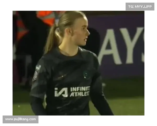 英格兰女足门将汉娜汉普顿凭小抄助力球队点球大战逆袭胜利